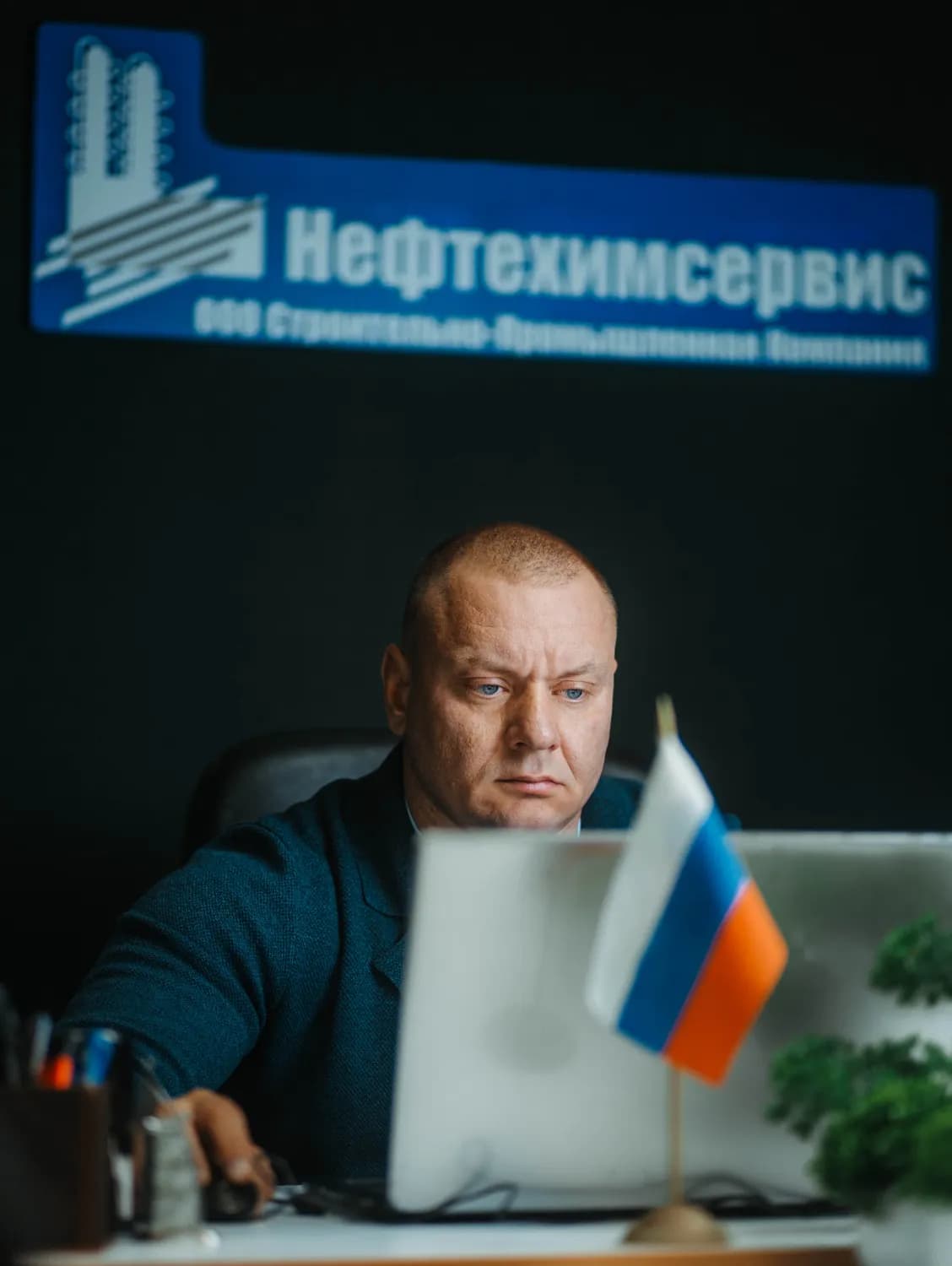 Директор за рабочим столом